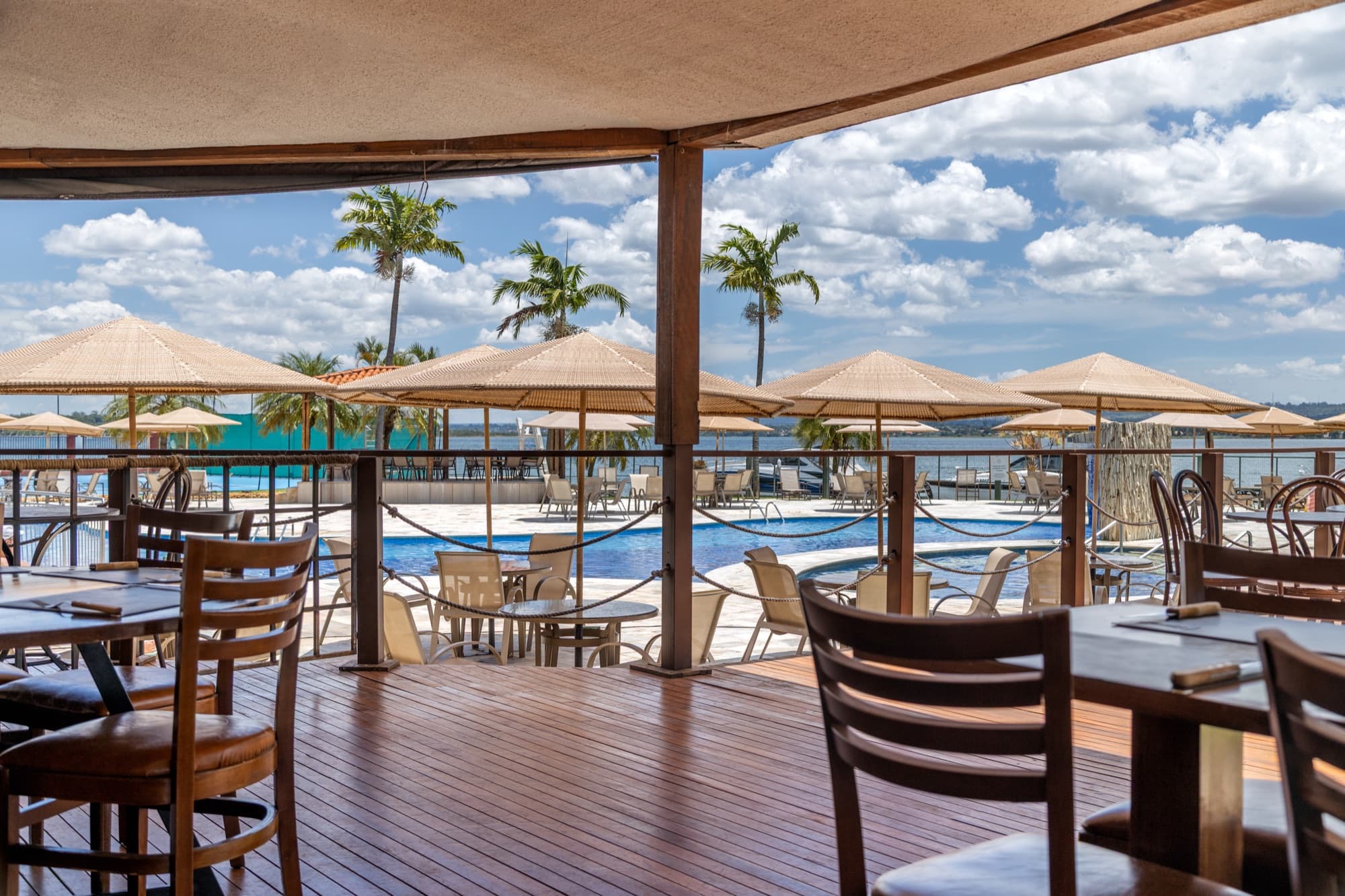 Bar e quiosque à beira da piscina com vista para o lago