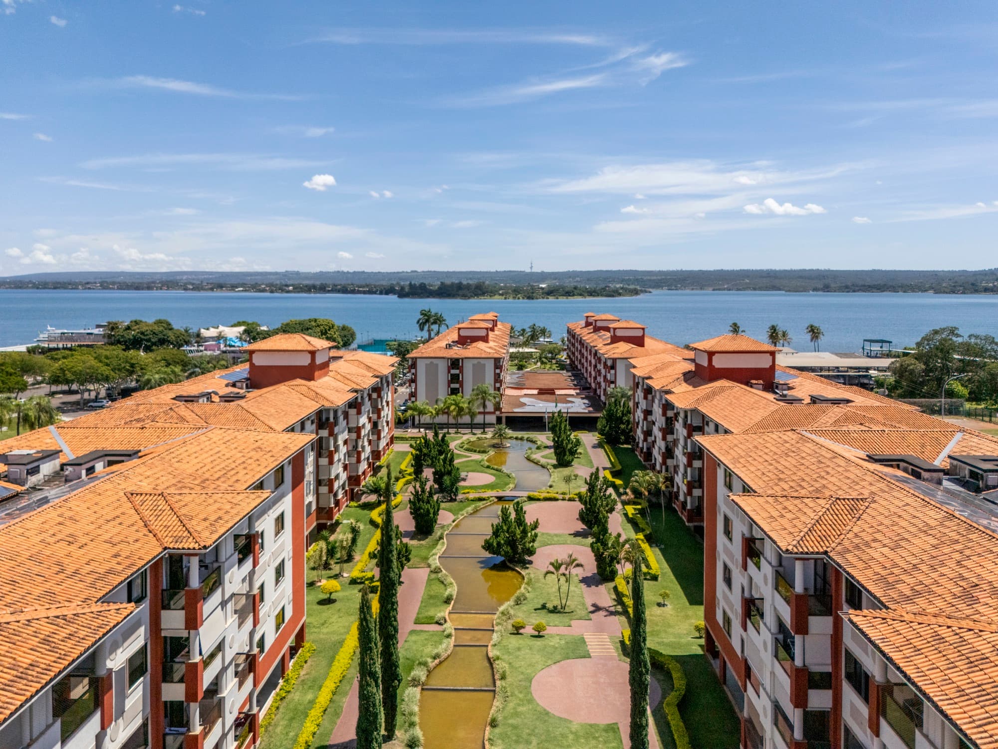 Vista aérea do Lake Side com o Lago Paranoá ao fundo