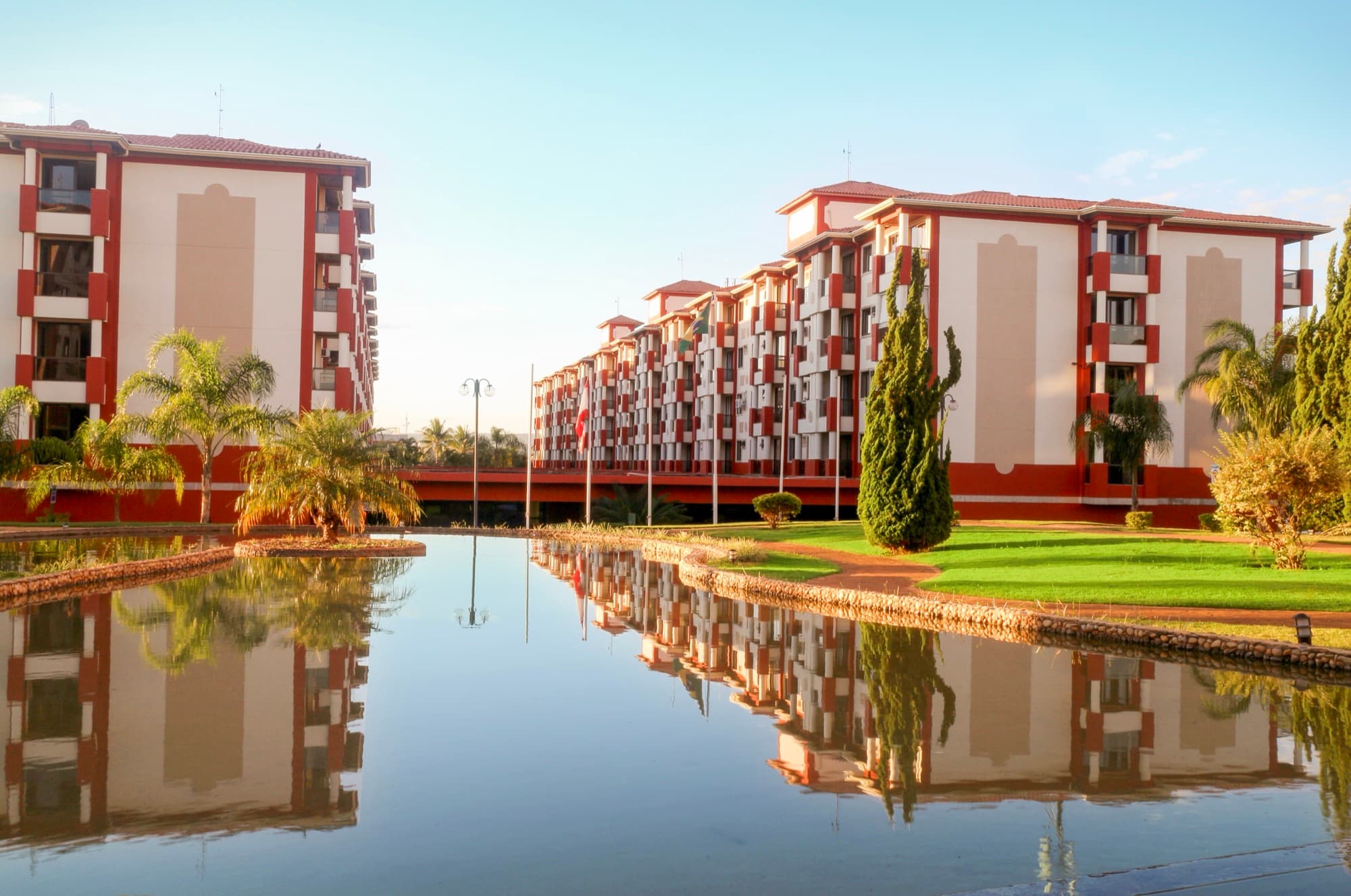 Lake Side ao entardecer com reflexo no lago