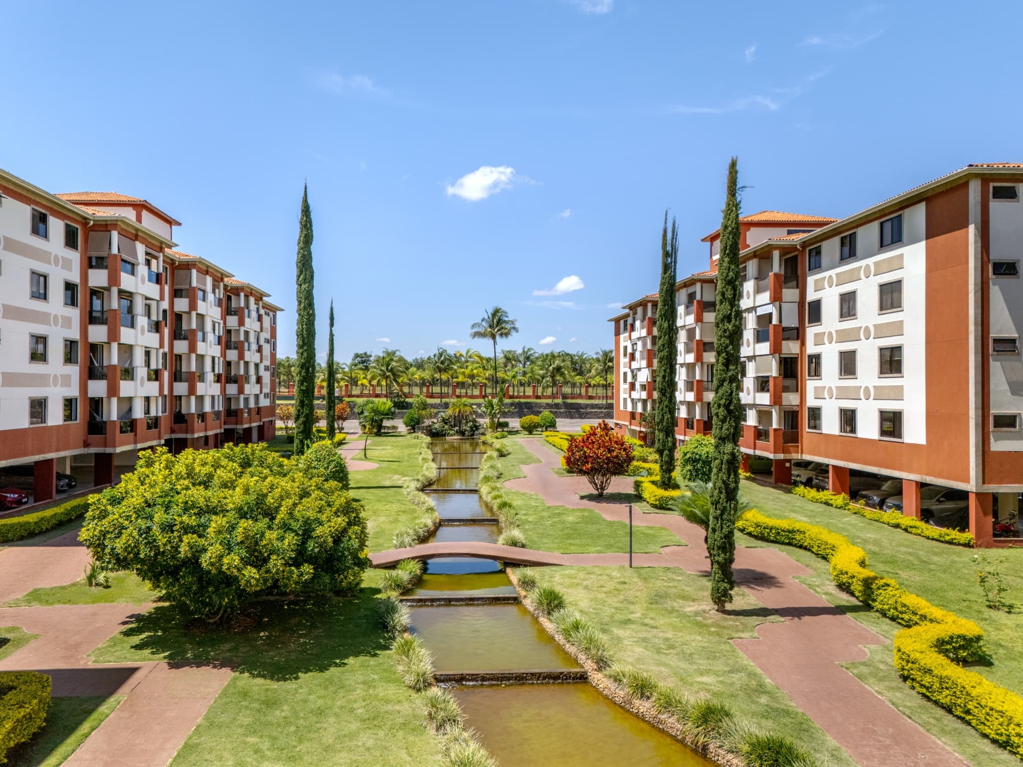 Jardim e canal do Lake Side