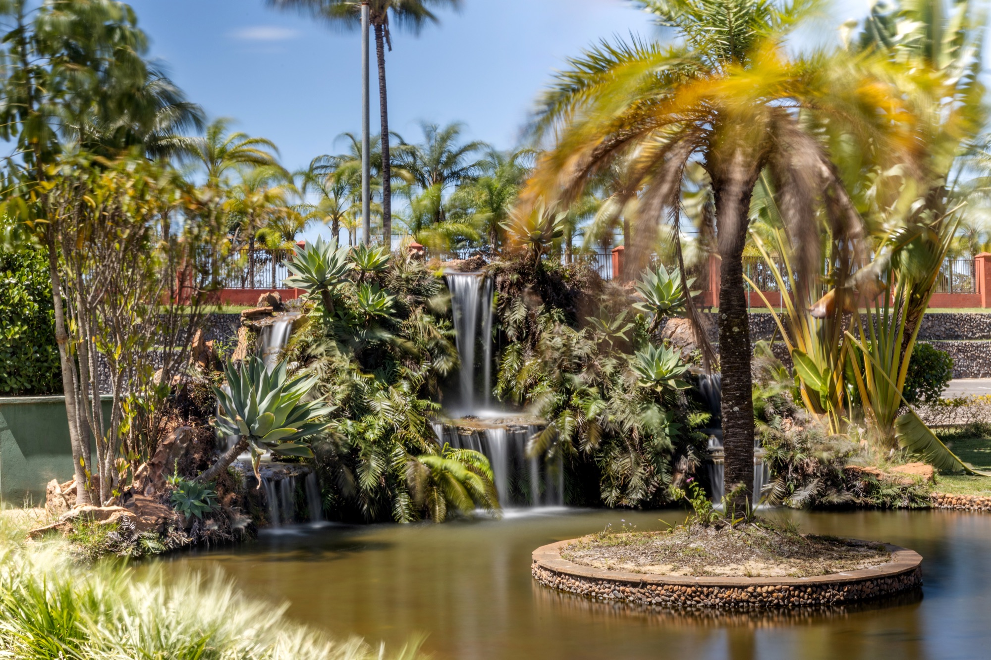 Cascata e jardim tropical do Lake Side