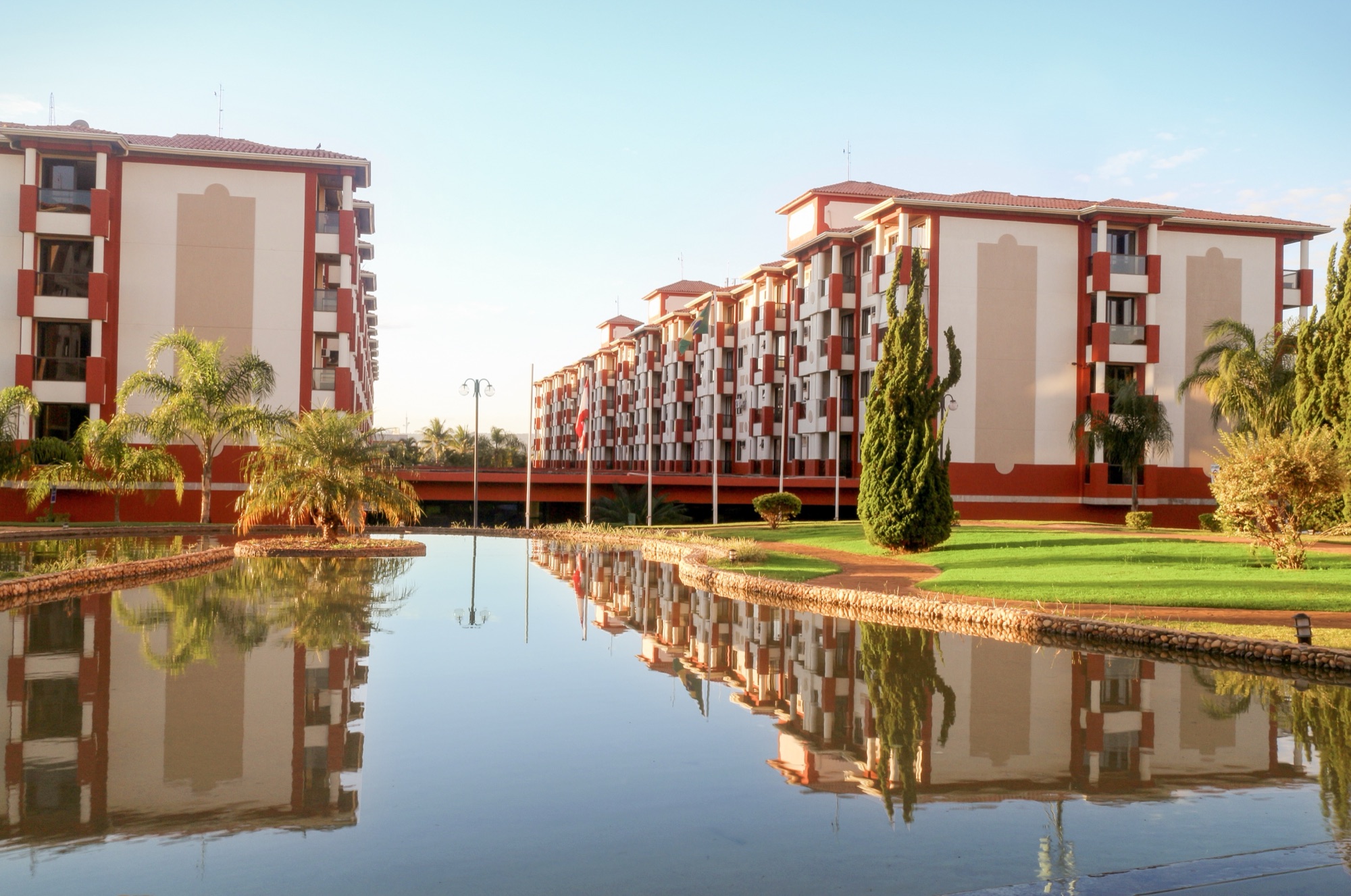 Fachada do Lake Side ao entardecer