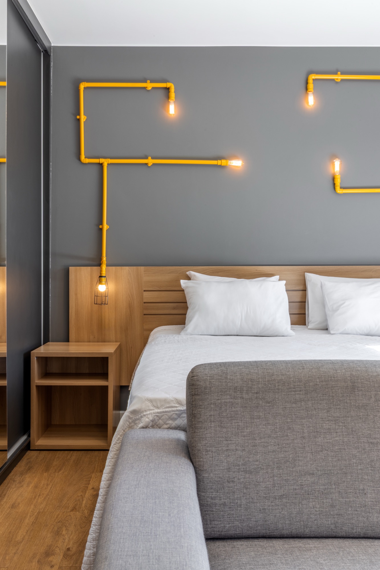 Quarto com headboard iluminado