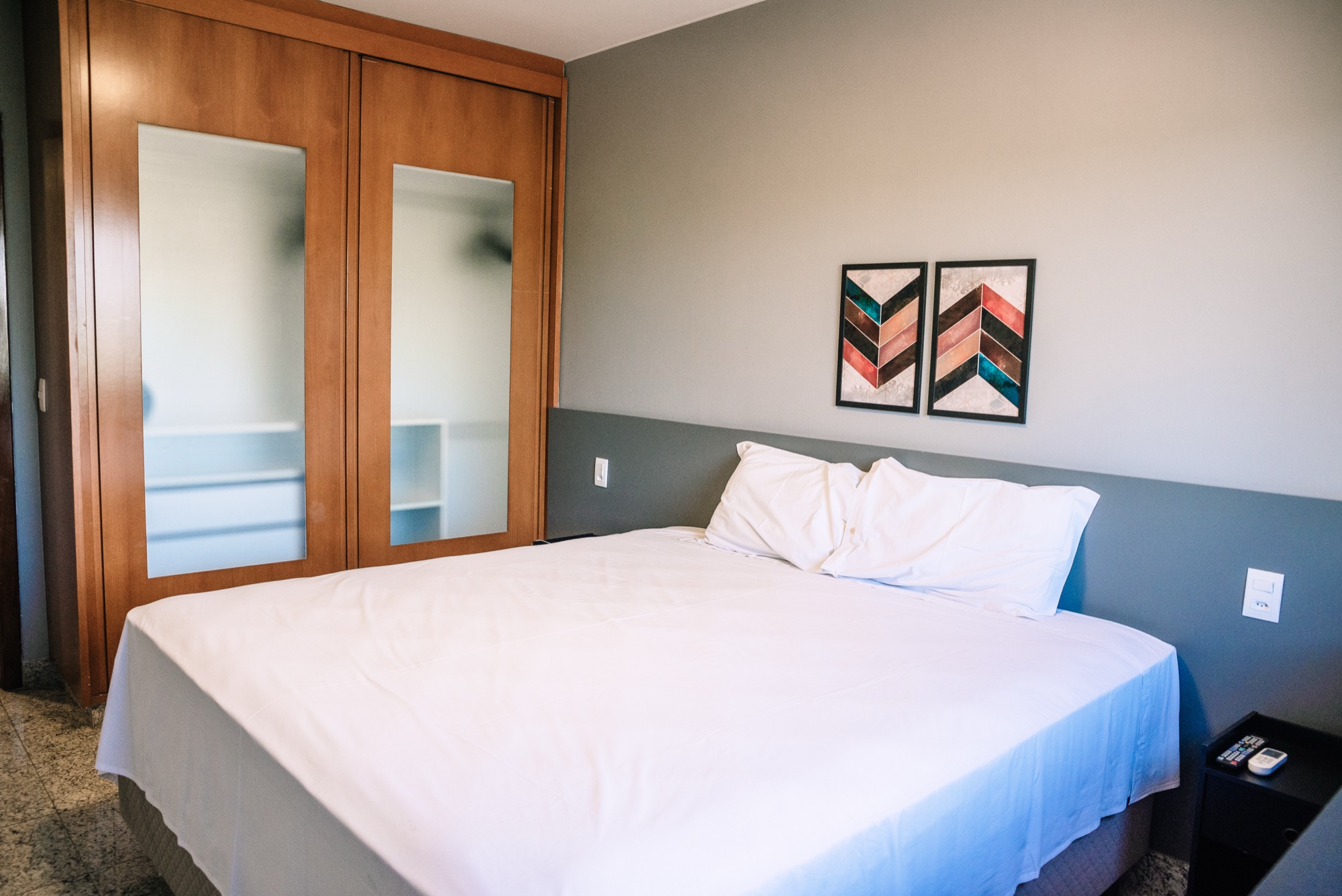 Quarto com closet espelhado