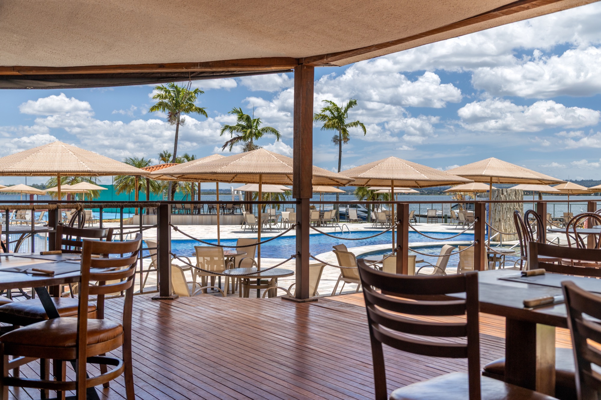 Deck do Lake Side com vista para a marina