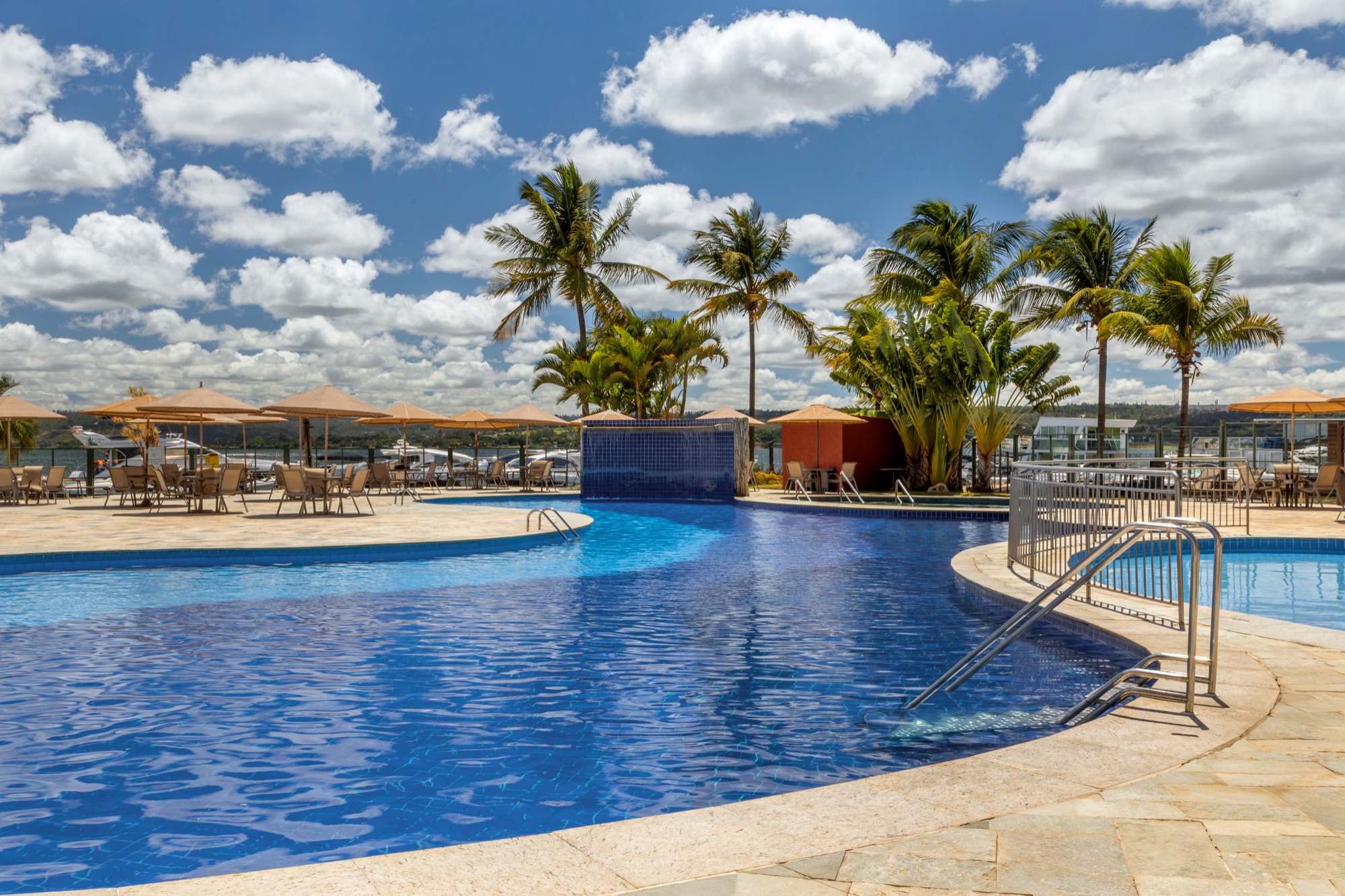 Piscina do Lake Side com vista para o Lago Paranoá